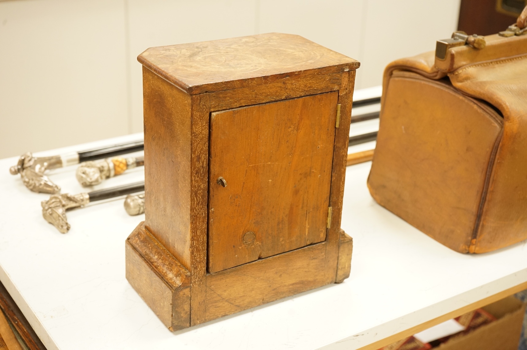 A Victorian oak mantel clock 27.5cm high